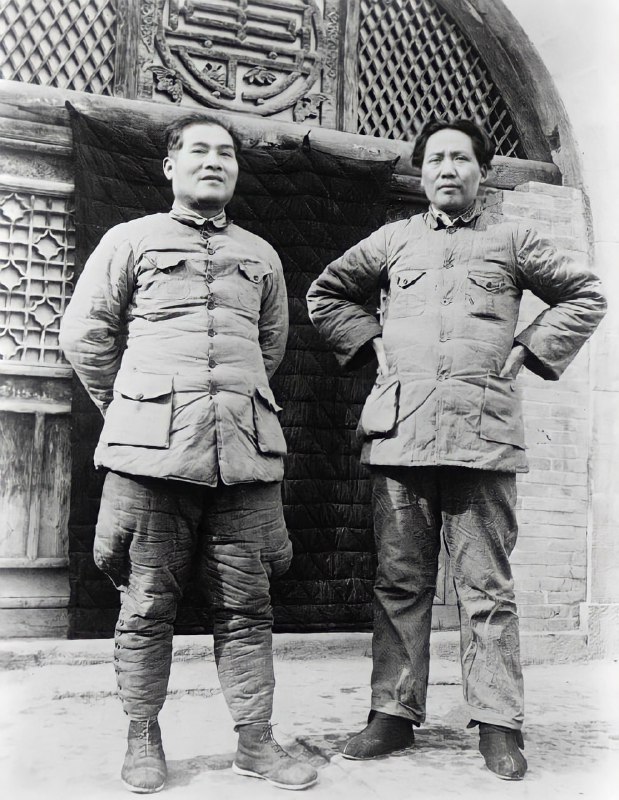 毛泽东和张国焘在中国延安（1938 年）#人物 张国焘简介：江西萍乡人，出生于江西省萍乡县，1916年秋，考入北京大学理工预科，1919年从预科毕业转入本科