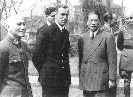 宋子文、蒋介石在重庆与英国东南亚战区统帅蒙巴顿合影，1943年10月
