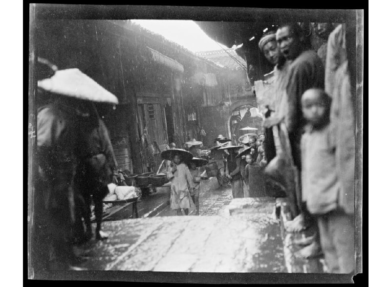 1917年，重庆，雨中街道