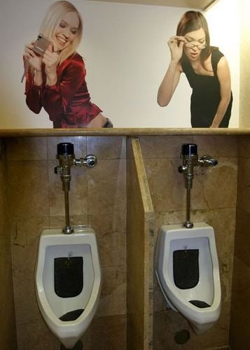 美国拉斯维加斯希尔顿酒店男洗手间里的装修，2009年