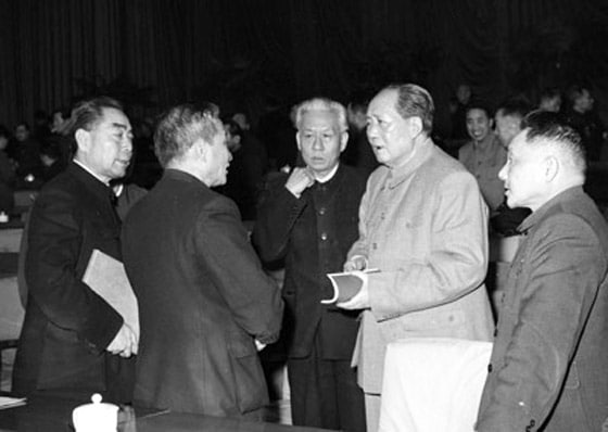 图为1962年，毛泽东、刘少奇、周恩来、陈云、邓小平、彭真在扩大的中央工作会议（即七千人大会）上
