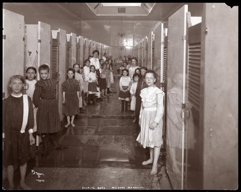 年轻女性站在人民浴场的洗浴摊前的内景，米尔班克纪念馆，纽约，1904年