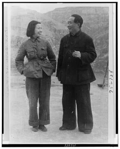 1945年，毛泽东与妻子江青