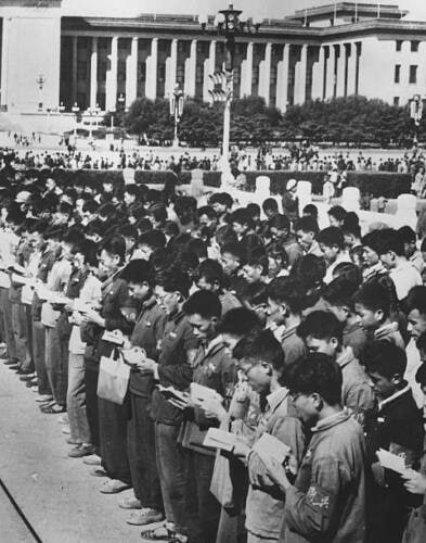 红卫兵齐声朗读天安门广场 1966年