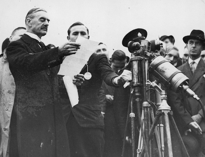 1938 年 9 月 30 日， 内维尔·张伯伦从慕尼黑回来时拿着一份文件，其中载有希特勒和他本人签署的致力于和平方法的决议