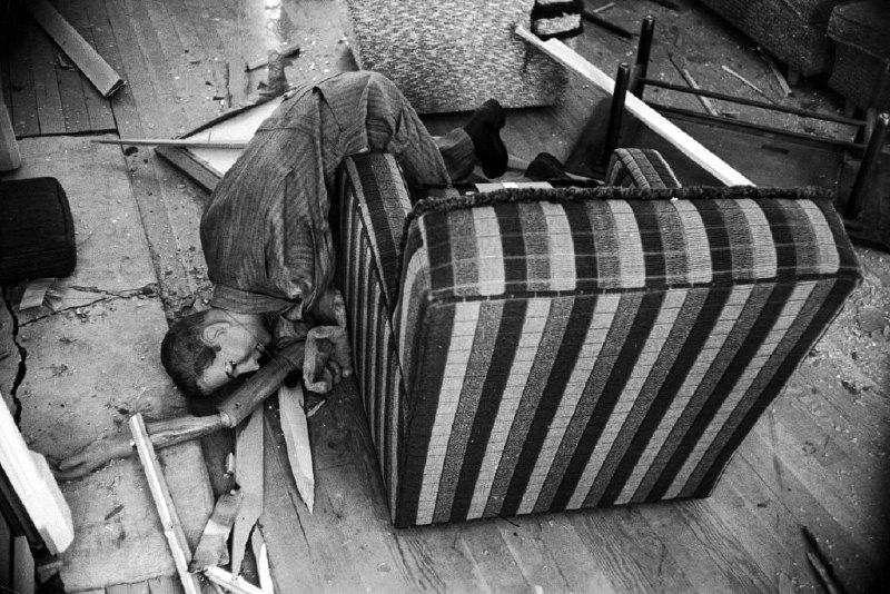 1955 年，这个人体模型在距离炸弹爆炸 5,500 英尺的房子里