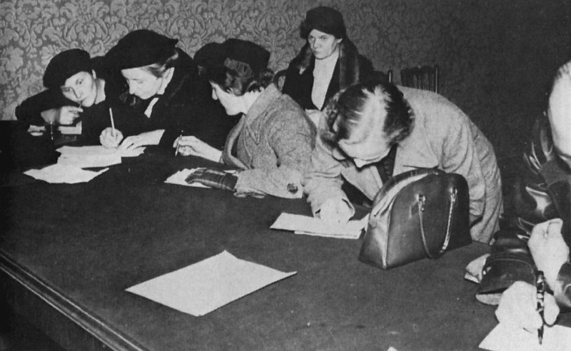 图为：捷克人被驱逐出苏台德区