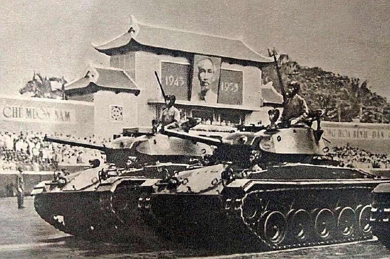 大约1955年，M24“霞飞”轻型坦克、M8“灰狗”装甲车、75毫米榴弹炮M8和M3半履带在河内阅兵