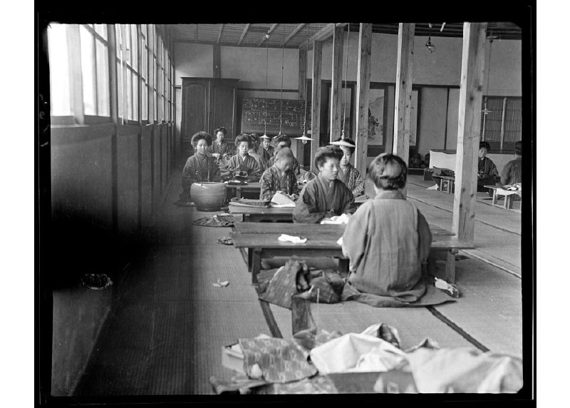 1917 - 1919，日本京都，缝纫女工 / 着物を縫う女性たち