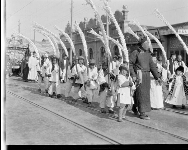 北京，1927年，打白幡的孩子