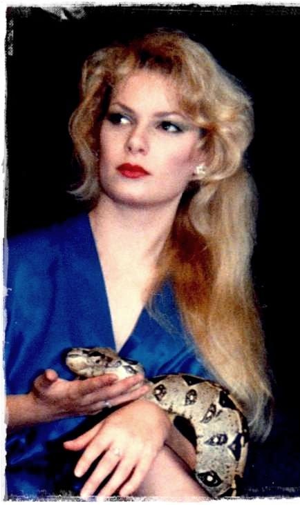 1980年，在她22岁时，当了撒旦教的女祭司，并定期出现在基督教辩论电视节目中；上电视、电台、杂志，到处反驳攻击者；人漂亮带点邪气，词锋凌厉，还爱对假道德卫道之士言语性挑逗，吃对方豆腐尽情羞辱，完全是风头人物、邪恶的代表