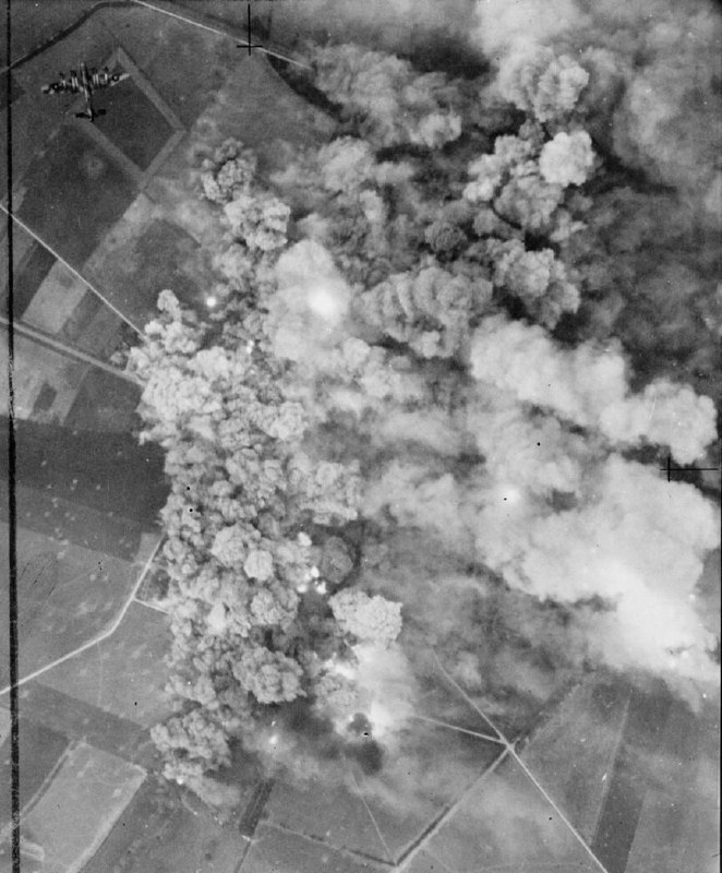 1944年7月18日，古德伍德行动开始时，炸弹在古德伍德周围的德军阵地爆炸