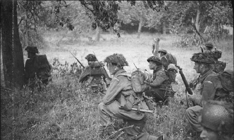 1944年6月26日在埃普索姆行动期间，12排B连的士兵正在等待前进的指令