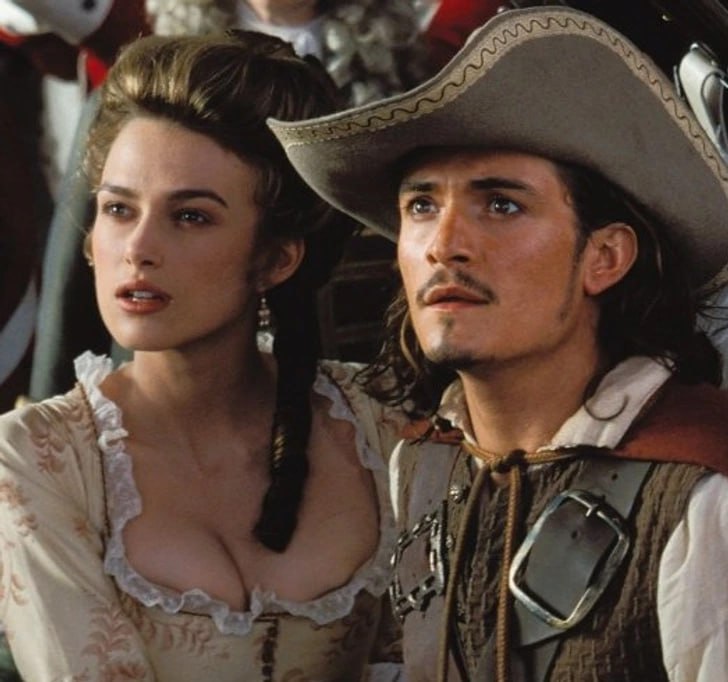 2003 年的冒险/动作电影《加勒比海盗：黑珍珠号的诅咒》，18岁的英国女演员 #名人 凯拉·克莉丝蒂娜·奈特利 与 31岁的奥兰多·布鲁姆