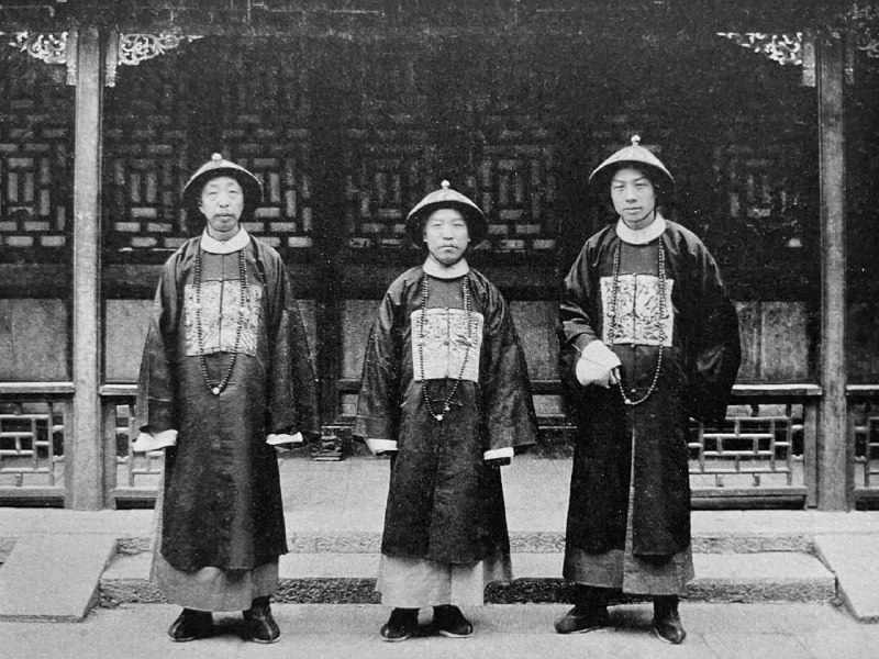 1903年，袁世凱（中）