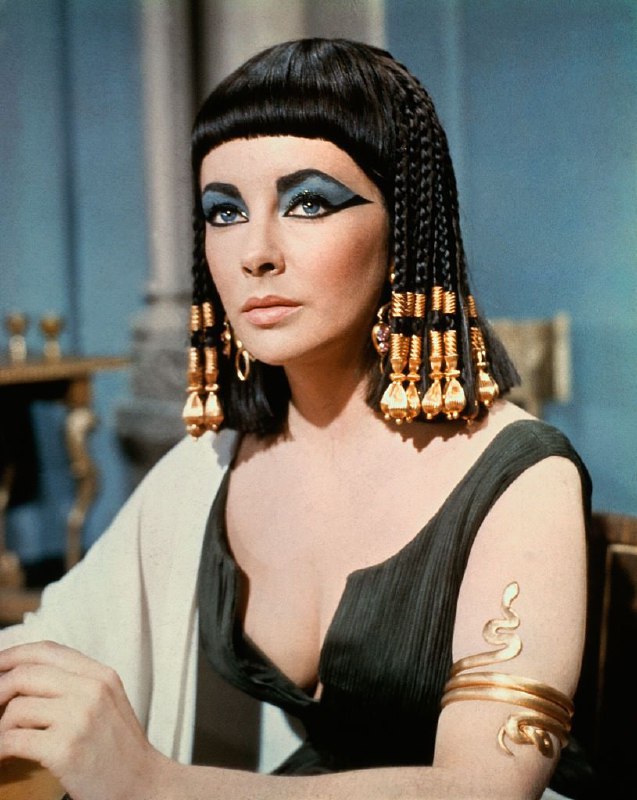 #名人 伊丽莎白·泰勒（Elizabeth Taylor，1932 - 2011 年），英国女演员，穿着戏服出现在 1963 年电影《埃及艳后》的宣传中