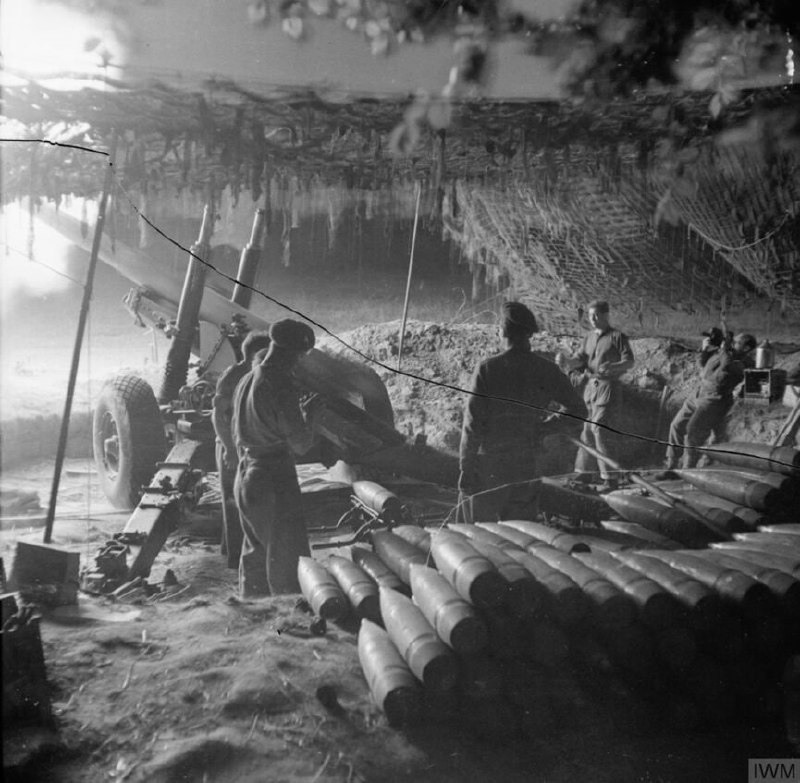 1944 年在法国诺曼底的英国军队1944 年 7 月 16 日，照片中展示了一门英国皇家炮兵的5.5英寸中型炮正在夜间轰击法国Evrecy附近Odon山谷中的德国敌军