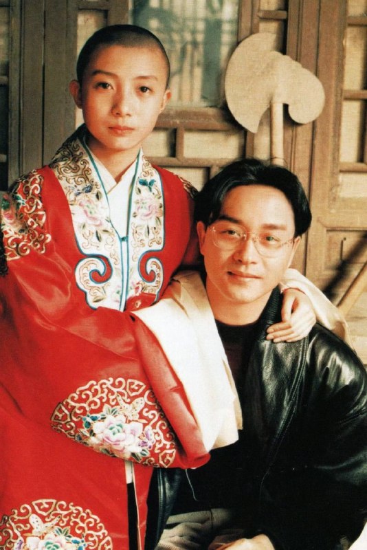 转自【老照片bot】：1992年 #名人 张国荣在拍摄霸王别姬时与少年程蝶衣扮演者尹治的清晰版合照