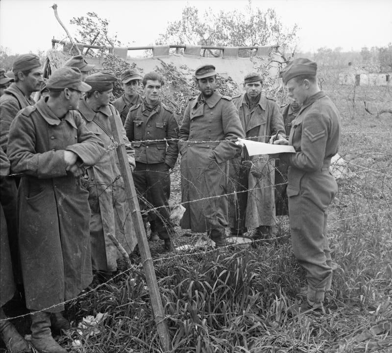 1943 年 12 月 17 日，意大利，一名英国下士询问来自第 26 装甲侦察团的德国战俘