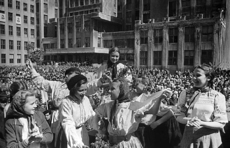 1945年，纳粹德国投降，结束了欧洲二战的恐怖