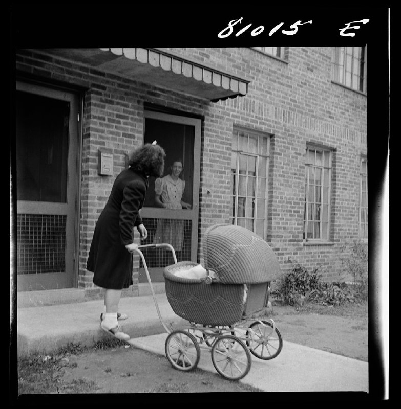 1941年10月，在FHA（联邦住房管理局）低收入住房项目中，工人的孩子有充足的新鲜空气和阳光