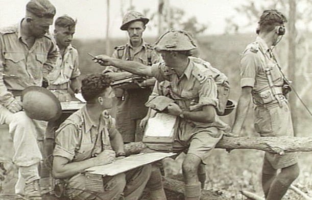 1942 年 9 月，在澳大利亚北领地的大规模演习中，一名营指挥官和他的参谋人员在战场上设立了指挥部