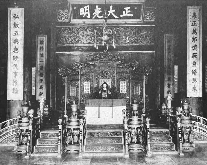 1917年，坐在乾清宫宝座上的 末代皇帝 溥仪