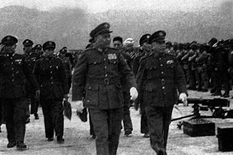 1947年3月17日，受命前往台湾宣慰的国防部部长#人物 白崇禧（右二）抵达台北松山机场，行政长官陈仪前来迎接（右一）