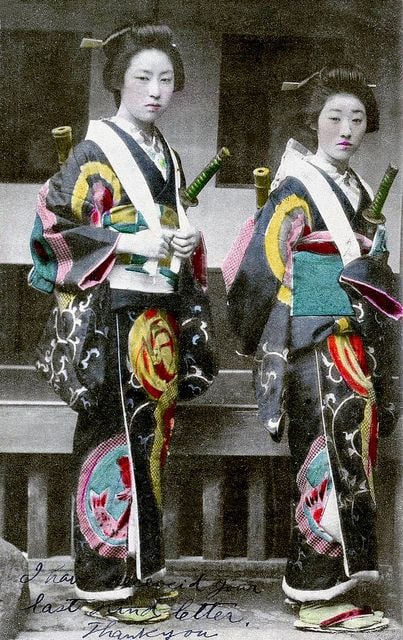 女武者拿着武士刀合影的复古照片，1850-1900 年