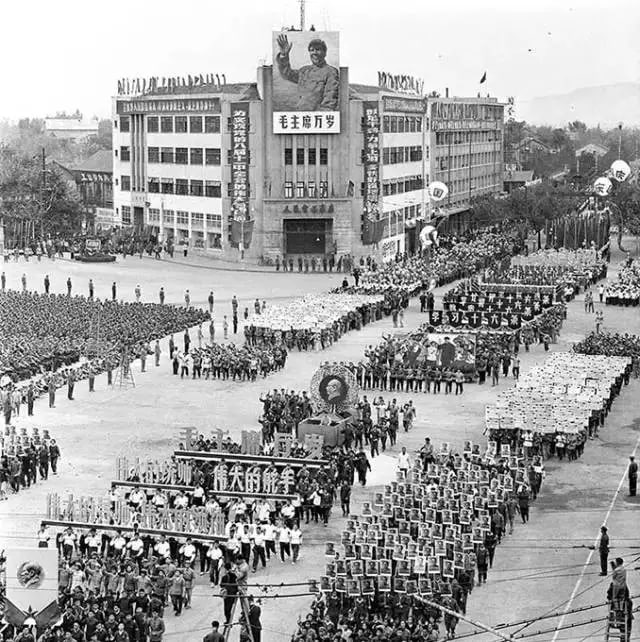 1966年10月1日，南京市40万人庆祝建国17周年，这是国庆节游行队伍