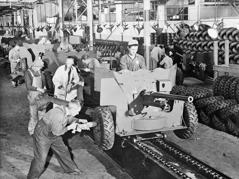 1943 年，加拿大一家军工厂的生产线上正在组装反坦克炮