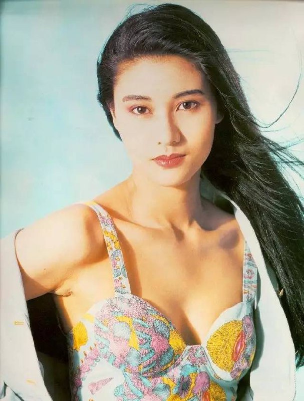 李嘉欣，1970年6月20日出生于中国澳门，毕业于玛利诺修院学校，中国香港女演员、模特