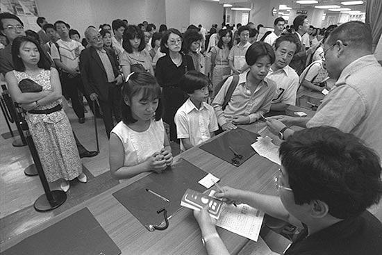 1986年7月19日，由于日元升值，越来越多的家庭计划带孩子出国旅游，等待办手续的人排起了长队
