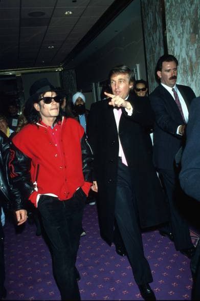 1990年4月5日，#名人 艺人迈克尔·杰克逊和房地产大亨唐纳德·特朗普出席新泽西州大西洋城泰姬陵酒店和赌场的开业典礼