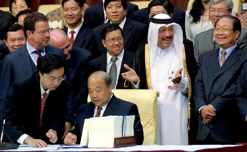 2001年11月11日，时任中国外经贸部部长石广生在卡塔尔首都多哈代表中国政府在中国加入世贸组织（WTO）的议定书上签字