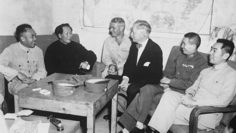 1945 年毛泽东前往重庆会议前，在延安与时任美国驻华大使 Patrick J. Hurley（右三）及迪克西使团团长 I. V. Yeaton 上校（左三）会面