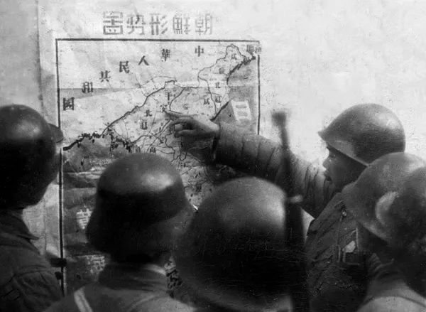 1950年，抗美援朝期间，驻浙江舟山部队广大指战员密切关注朝鲜战场的局势