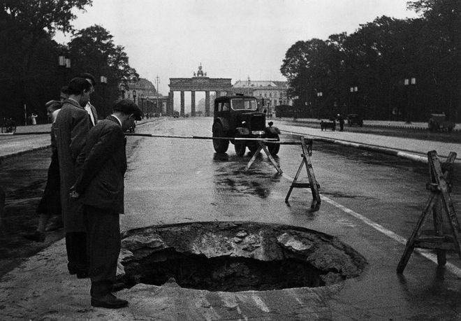1940年英国空军空袭德国首都柏林，地面出现一个大坑
