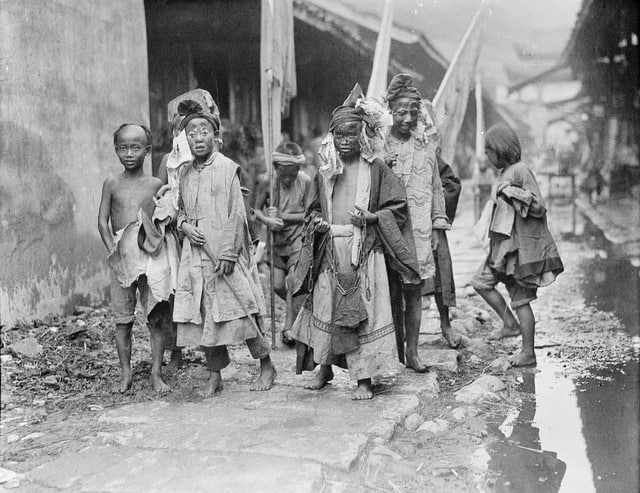 1917年，四川绵阳市安县，城隍，敬神仪式里的祭司和男孩们