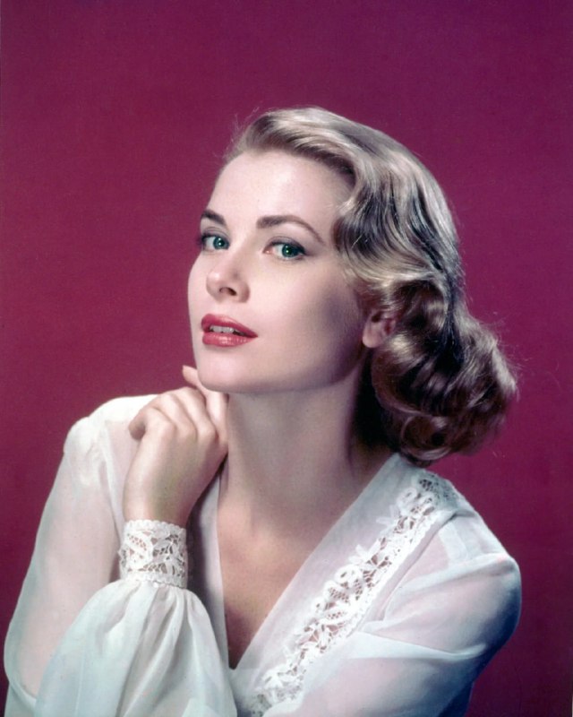 #名人 美国女演员格蕾丝·凯利（Grace Kelly，1929 - 1982 年）身着蕾丝边上衣，摄于 1955 年左右