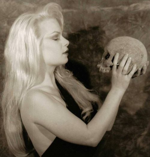 #撒旦教 Zeena LaVey，现称为 Zeena Schreck，是 1985 年至 1990 年间撒旦教会的发言人