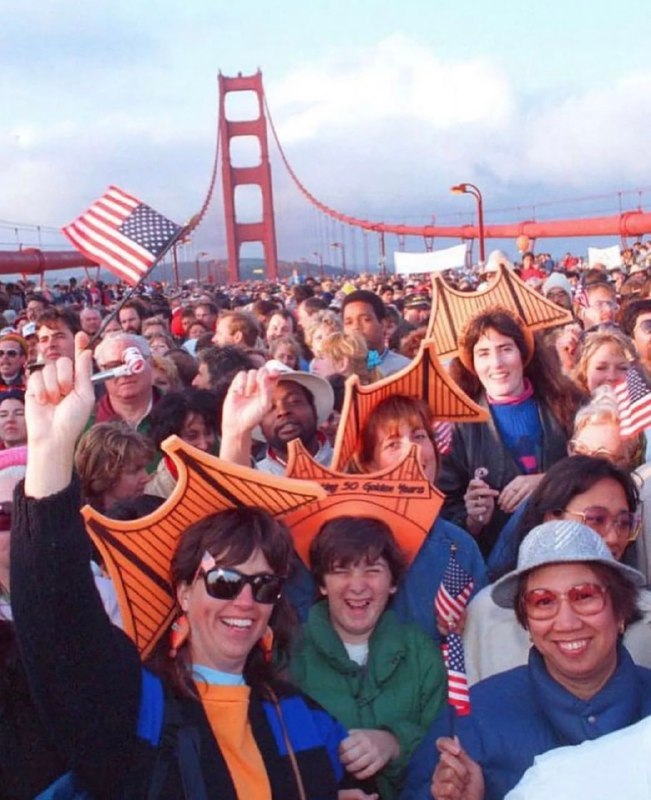 转自【老照片bot】：1987年5月，金门大桥落成50周年庆典原本预计有8万人参加，结果最后来了超过80万人转自【老照片bot】：1987年5月，金门大桥落成50周年庆典原本预计有8万人参加，结果最后来了超过80万人