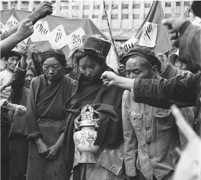 拉萨，1966 年 8 月，这位低着头、弯下躯干的女子是桑丁·多杰·法格莫（Samding Dorje Phagmo），她是西藏所有转世女喇嘛中最著名的