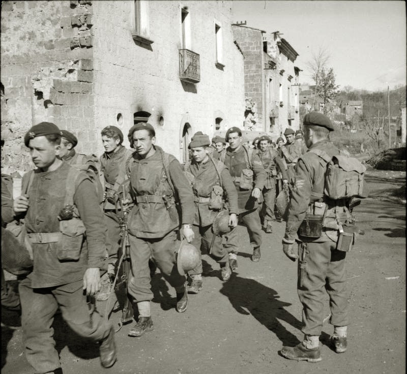 1944年2月，比利时突击队员穿过卡米诺山脚下的一个村庄