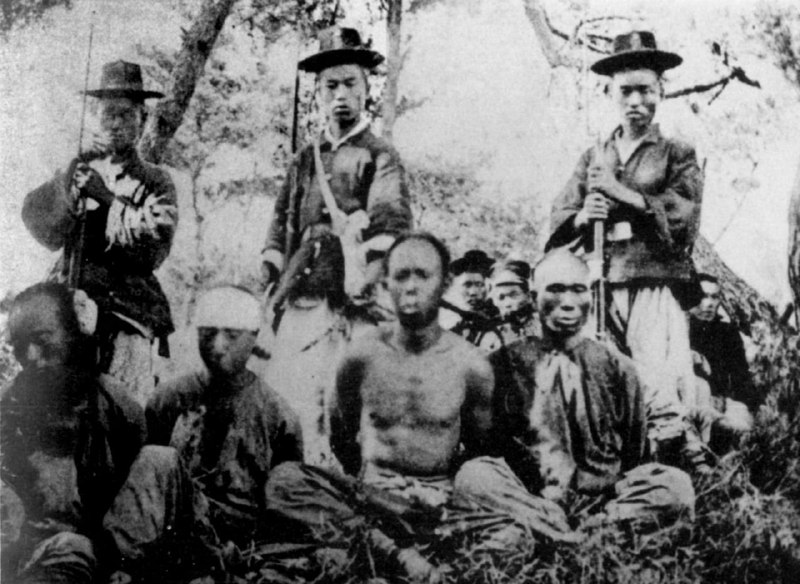 1895年，甲午战争期间，朝鲜士兵和清朝士兵被日本士兵俘虏