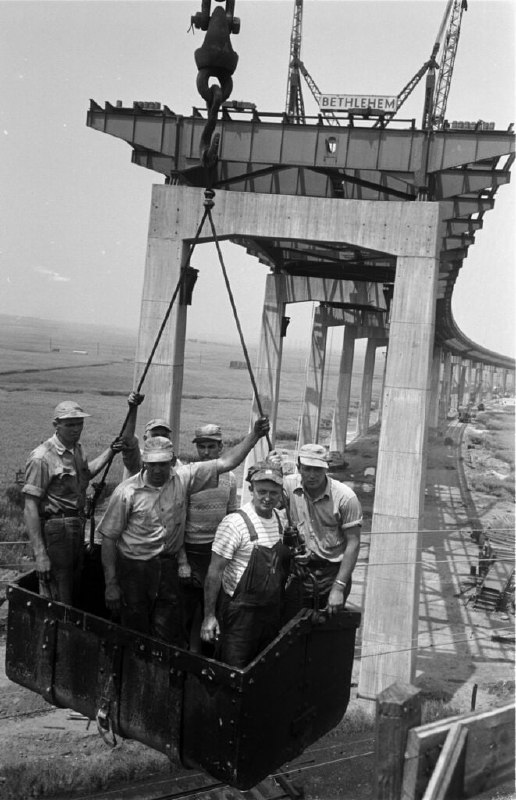 1951 年，工人们为全新的新泽西州收费公路建造了立交桥