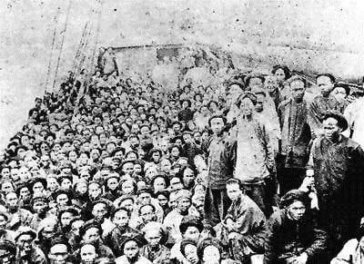 1900年从厦门出海，船舱挤满人，华人劳工们抵达新加坡后开始金山梦征途