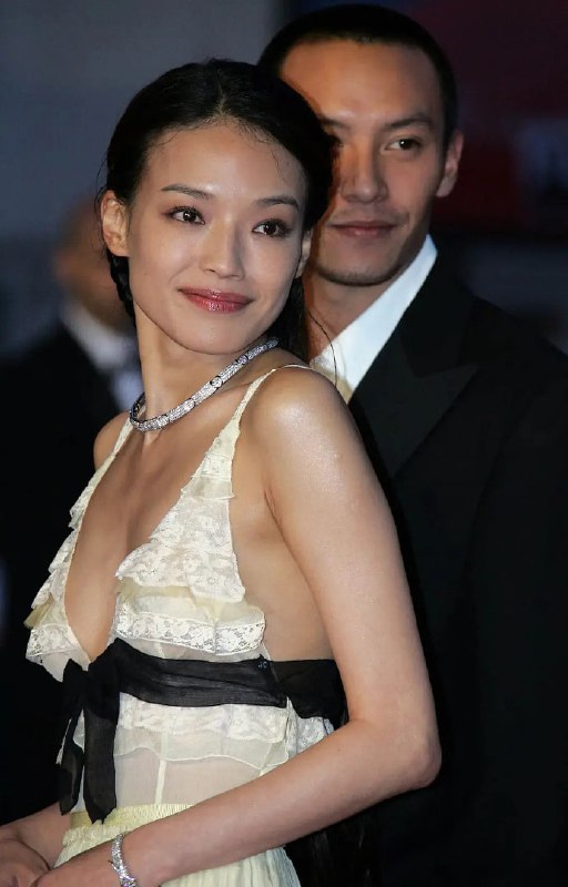 #名人 2005年，戛纳电影节红毯，舒淇和张震