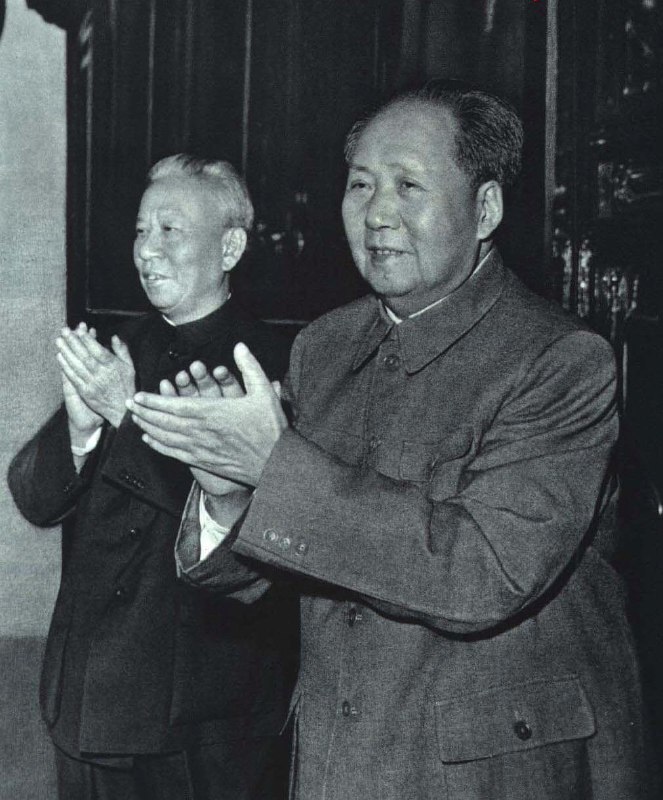 图为1964年，中华人民共和国国庆15周年，中国国家主席刘少奇和中国共产党主席毛泽东
