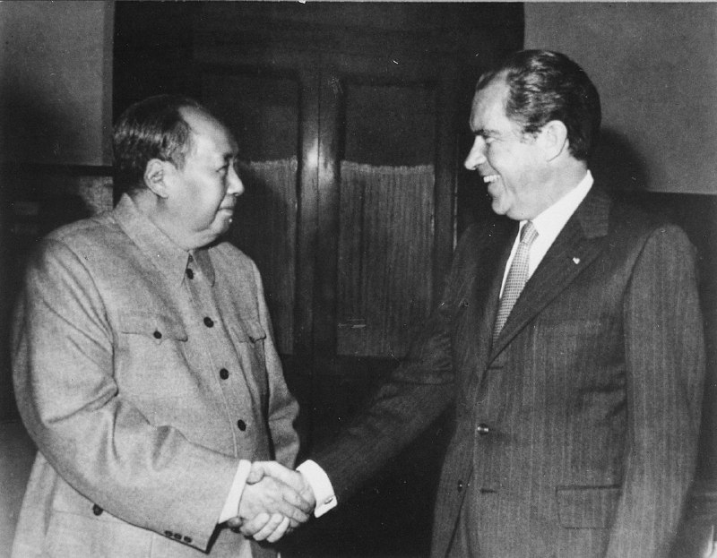 1972年，中国共产党主席毛泽东在中南海接见美国总统尼克松